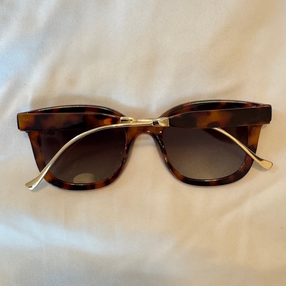 Tortoise Shell Oversized Square Sunglasses - Picture 4 of 8